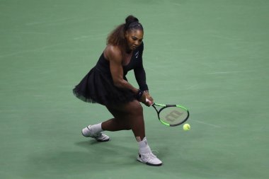 New York - 8 Eylül 2018: 23-zaman Grand Slam şampiyonu Serena Williams onun 2018 Us Open final maçı Billie Jean King Ulusal Tenis Merkezi Osaka'da Naomi karşı sırasında eylem