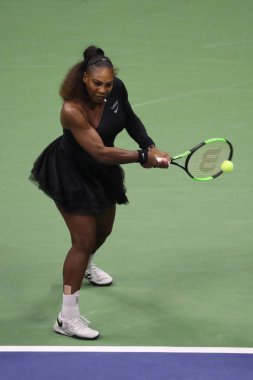 New York - 8 Eylül 2018: 23-zaman Grand Slam şampiyonu Serena Williams onun 2018 Us Open final maçı Billie Jean King Ulusal Tenis Merkezi Osaka'da Naomi karşı sırasında eylem