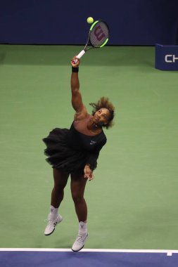 New York - 8 Eylül 2018: 23-zaman Grand Slam şampiyonu Serena Williams onun 2018 Us Open final maçı Billie Jean King Ulusal Tenis Merkezi Osaka'da Naomi karşı sırasında eylem