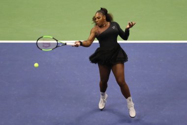 New York - 8 Eylül 2018: 23-zaman Grand Slam şampiyonu Serena Williams onun 2018 Us Open final maçı Billie Jean King Ulusal Tenis Merkezi Osaka'da Naomi karşı sırasında eylem