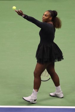 New York - 8 Eylül 2018: 23-zaman Grand Slam şampiyonu Serena Williams onun 2018 Us Open final maçı Billie Jean King Ulusal Tenis Merkezi Osaka'da Naomi karşı sırasında eylem