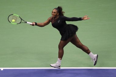 New York - 8 Eylül 2018: 23-zaman Grand Slam şampiyonu Serena Williams onun 2018 Us Open final maçı Billie Jean King Ulusal Tenis Merkezi Osaka'da Naomi karşı sırasında eylem