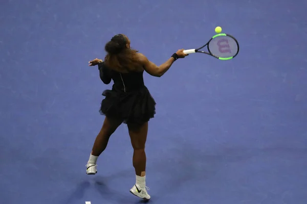 2018年9月8日 次大满贯冠军瑟琳娜威廉斯在她2018美国公开赛决赛对阵内奥米在比利 琴王国家网球中心的比赛中的作用 — 图库照片