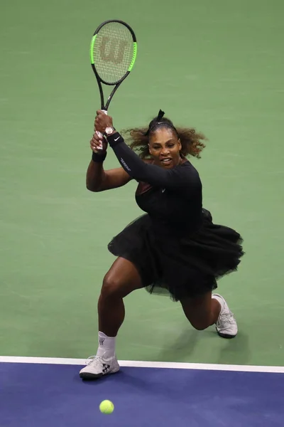 ニューヨーク 2018 時グランド スラム チャンピオンのセリーナ ウィリアムズ ビリー ビリージーンキングナショナル テニス センターで直美大阪に対して彼女 — ストック写真