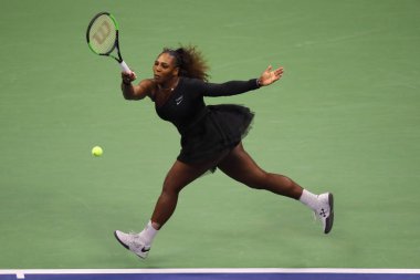 New York - 8 Eylül 2018: 23-zaman Grand Slam şampiyonu Serena Williams onun 2018 Us Open final maçı Billie Jean King Ulusal Tenis Merkezi Osaka'da Naomi karşı sırasında eylem