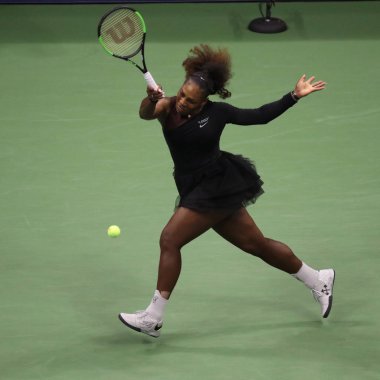 New York - 8 Eylül 2018: 23-zaman Grand Slam şampiyonu Serena Williams onun 2018 Us Open final maçı Billie Jean King Ulusal Tenis Merkezi Osaka'da Naomi karşı sırasında eylem