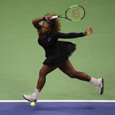 New York - 8 Eylül 2018: 23-zaman Grand Slam şampiyonu Serena Williams onun 2018 Us Open final maçı Billie Jean King Ulusal Tenis Merkezi Osaka'da Naomi karşı sırasında eylem