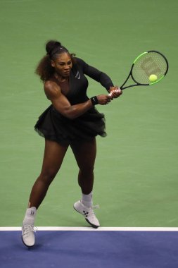New York - 8 Eylül 2018: 23-zaman Grand Slam şampiyonu Serena Williams onun 2018 Us Open final maçı Billie Jean King Ulusal Tenis Merkezi Osaka'da Naomi karşı sırasında eylem