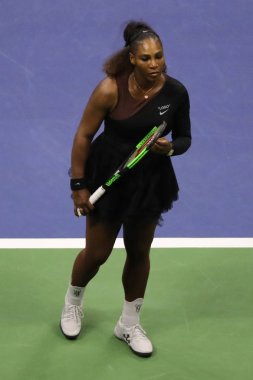New York - 8 Eylül 2018: 23-zaman Grand Slam şampiyonu Serena Williams onun 2018 Us Open final maçı Billie Jean King Ulusal Tenis Merkezi Osaka'da Naomi karşı sırasında eylem