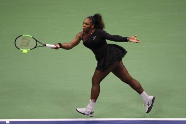 New York - 8 Eylül 2018: 23-zaman Grand Slam şampiyonu Serena Williams onun 2018 Us Open final maçı Billie Jean King Ulusal Tenis Merkezi Osaka'da Naomi karşı sırasında eylem
