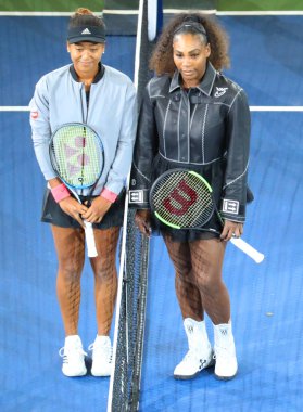 New York - Eylül 8, 2018:2018 Amerika Açık şampiyonu Naomi Osaka (L) ve finalist Serena Williams 2018 bize açık bayanlar final maçı Billie Jean King Ulusal Tenis Merkezi önce