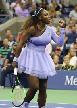 New York - 6 Eylül 2018: 23-zaman Grand Slam şampiyonu Serena Williams onun 2018 bize açık yarı final maç Billie Jean King Ulusal tenis merkezi sırasında eylem