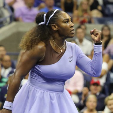 New York - 6 Eylül 2018: 23-zaman Grand Slam şampiyonu Serena Williams onun 2018 bize açık yarı final maç Billie Jean King Ulusal tenis merkezi sırasında eylem