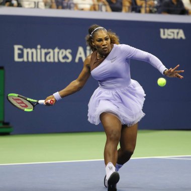 New York - 6 Eylül 2018: 23-zaman Grand Slam şampiyonu Serena Williams onun 2018 bize açık yarı final maç Billie Jean King Ulusal tenis merkezi sırasında eylem