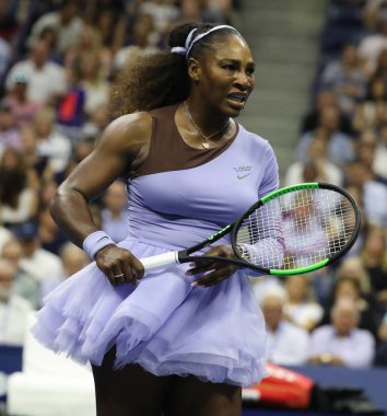New York - 6 Eylül 2018: 23-zaman Grand Slam şampiyonu Serena Williams onun 2018 bize açık yarı final maç Billie Jean King Ulusal tenis merkezi sırasında eylem