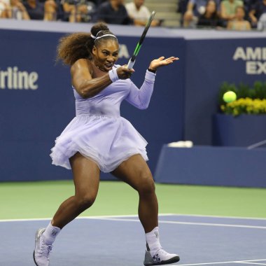 New York - 6 Eylül 2018: 23-zaman Grand Slam şampiyonu Serena Williams onun 2018 bize açık yarı final maç Billie Jean King Ulusal tenis merkezi sırasında eylem