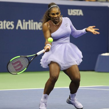 New York - 6 Eylül 2018: 23-zaman Grand Slam şampiyonu Serena Williams onun 2018 bize açık yarı final maç Billie Jean King Ulusal tenis merkezi sırasında eylem