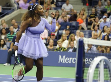 New York - 6 Eylül 2018: 23-zaman Grand Slam şampiyonu Serena Williams onun 2018 bize açık yarı final maç Billie Jean King Ulusal tenis merkezi sırasında eylem