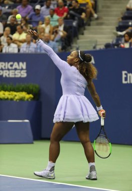 New York - 6 Eylül 2018: 23-zaman Grand Slam şampiyonu Serena Williams onun 2018 bize açık yarı final maç Billie Jean King Ulusal tenis merkezi sırasında eylem