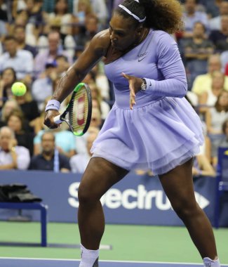 New York - 6 Eylül 2018: 23-zaman Grand Slam şampiyonu Serena Williams onun 2018 bize açık yarı final maç Billie Jean King Ulusal tenis merkezi sırasında eylem