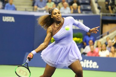 New York - 6 Eylül 2018: 23-zaman Grand Slam şampiyonu Serena Williams onun 2018 bize açık yarı final maç Billie Jean King Ulusal tenis merkezi sırasında eylem
