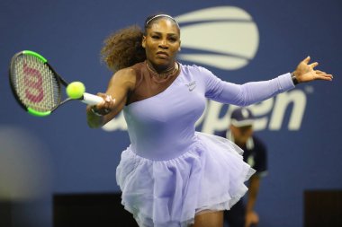 New York - 6 Eylül 2018: 23-zaman Grand Slam şampiyonu Serena Williams onun 2018 bize açık yarı final maç Billie Jean King Ulusal tenis merkezi sırasında eylem
