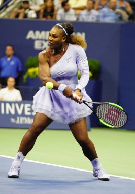 New York - 6 Eylül 2018: 23-zaman Grand Slam şampiyonu Serena Williams onun 2018 bize açık yarı final maç Billie Jean King Ulusal tenis merkezi sırasında eylem