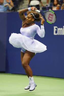New York - 6 Eylül 2018: 23-zaman Grand Slam şampiyonu Serena Williams onun 2018 bize açık yarı final maç Billie Jean King Ulusal tenis merkezi sırasında eylem