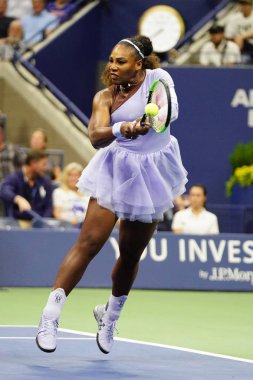 New York - 6 Eylül 2018: 23-zaman Grand Slam şampiyonu Serena Williams onun 2018 bize açık yarı final maç Billie Jean King Ulusal tenis merkezi sırasında eylem