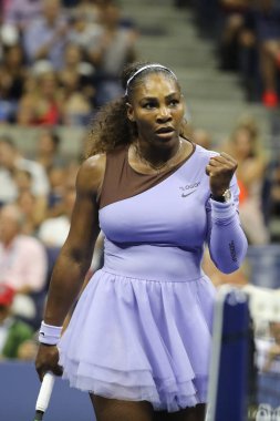 New York - 6 Eylül 2018: 23-zaman Grand Slam şampiyonu Serena Williams onun 2018 bize açık yarı final maç Billie Jean King Ulusal tenis merkezi sırasında eylem
