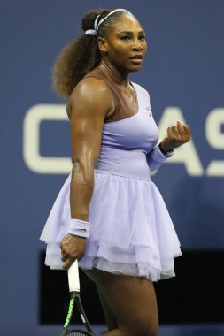 New York - 6 Eylül 2018: 23-zaman Grand Slam şampiyonu Serena Williams onun 2018 bize açık yarı final maç Billie Jean King Ulusal tenis merkezi sırasında eylem