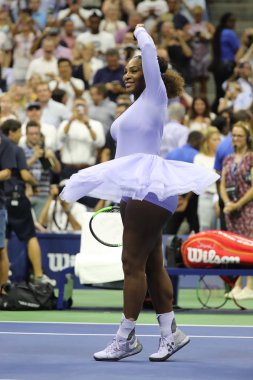 New York - 6 Eylül 2018: 23 kez Grand Slam şampiyonu Serena Williams onun 2018 bize açık yarı final maç sonra Billie Jean King Ulusal Tenis Merkezi zafer kutluyor