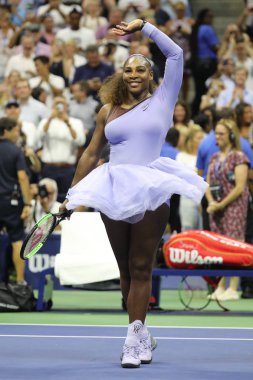New York - 6 Eylül 2018: 23 kez Grand Slam şampiyonu Serena Williams onun 2018 bize açık yarı final maç sonra Billie Jean King Ulusal Tenis Merkezi zafer kutluyor