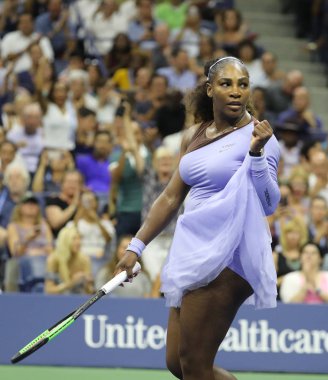 New York - 6 Eylül 2018: 23 kez Grand Slam şampiyonu Serena Williams onun 2018 bize açık yarı final maç sonra Billie Jean King Ulusal Tenis Merkezi zafer kutluyor