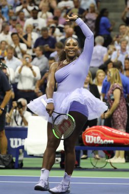 New York - 6 Eylül 2018: 23 kez Grand Slam şampiyonu Serena Williams onun 2018 bize açık yarı final maç sonra Billie Jean King Ulusal Tenis Merkezi zafer kutluyor