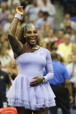 New York - 6 Eylül 2018: 23 kez Grand Slam şampiyonu Serena Williams onun 2018 bize açık yarı final maç sonra Billie Jean King Ulusal Tenis Merkezi zafer kutluyor