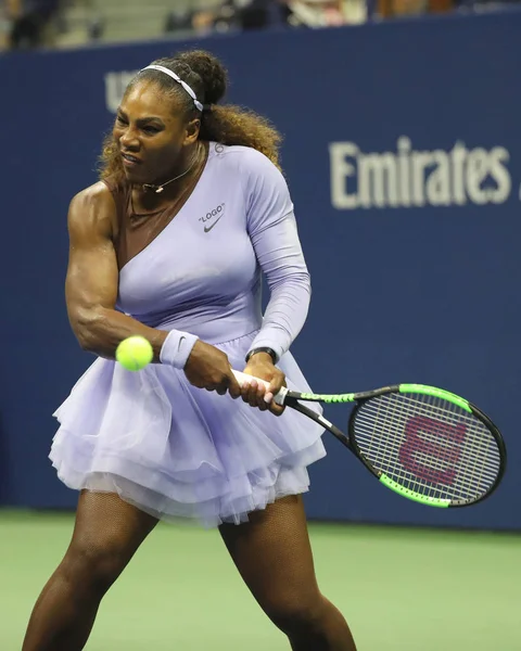 New York - 6 Eylül 2018: 23-zaman Grand Slam şampiyonu Serena Williams onun 2018 bize açık yarı final maç Billie Jean King Ulusal tenis merkezi sırasında eylem