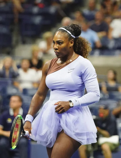 New York - 6 Eylül 2018: 23-zaman Grand Slam şampiyonu Serena Williams onun 2018 bize açık yarı final maç Billie Jean King Ulusal tenis merkezi sırasında eylem