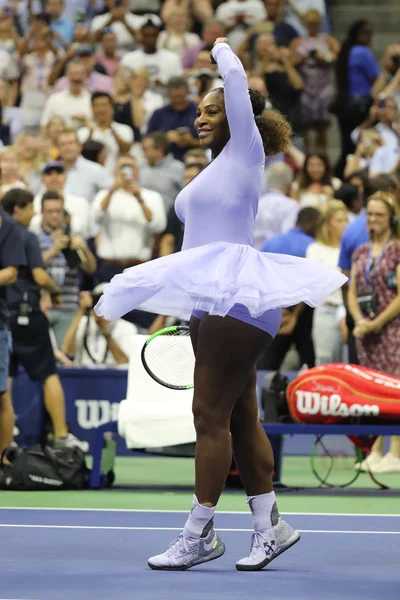2018年9月6日 次大满贯冠军瑟琳娜威廉姆斯庆祝胜利后 她2018美国公开赛半决赛比赛在比利琴王国家网球中心 — 图库照片