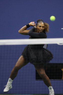 New York - 31 Ağustos 2018: 23-zaman Grand Slam şampiyonu Serena Williams Venus Williams Billie Jean King Ulusal Tenis Merkezi karşı 32 maç sırasında onun 2018 bize açık başında