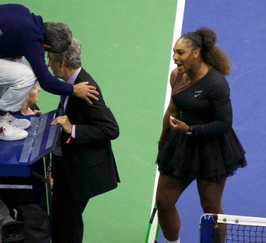 New York - 8 Eylül 2018: 23 kez Grand Slam şampiyonu Serena Williams savunuyor sandalye hakem Carlos Ramos (L) ve turnuva hakem Brian Earley ile onu 2018 bize açık kadın final maçı sırasında 