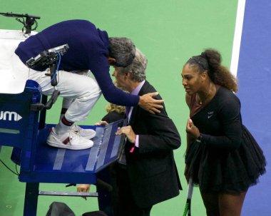 New York - 8 Eylül 2018: 23 kez Grand Slam şampiyonu Serena Williams savunuyor sandalye hakem Carlos Ramos (L) ve turnuva hakem Brian Earley ile onu 2018 bize açık kadın final maçı sırasında 