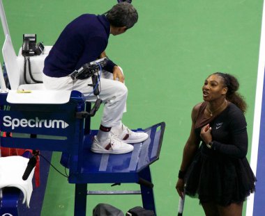 New York - 8 Eylül 2018: 23 kez Grand Slam şampiyonu Serena Williams onun 2018 Us Open final maçı Billie Jean King Ulusal tenis merkezi sırasında sandalye hakem Carlos Ramos ile savunuyor