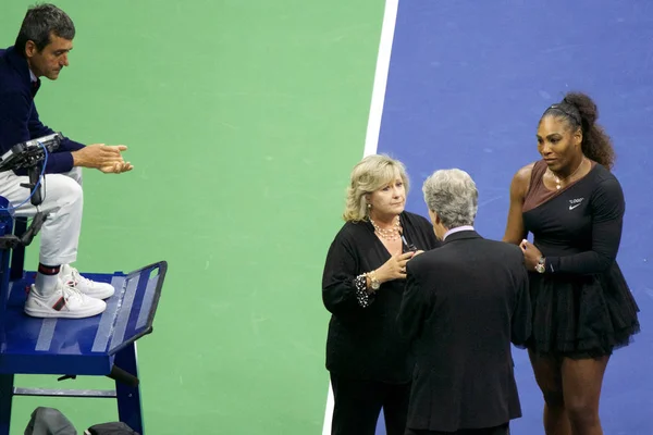 2018年9月8日 瑟琳娜威廉姆斯在2018美国公开赛女子决赛中与主持人卡洛斯 拉莫斯 欧莱和锦标赛裁判员布莱恩 — 图库照片
