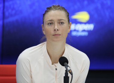 New York - 3 Eylül 2018: onun 2018 bize açık yuvarlak Billie Jean King Ulusal tenis merkezi 16 maç sonra beş kez Grand Slam şampiyonu Maria Sharapova Rusya'nın basın toplantısı sırasında 