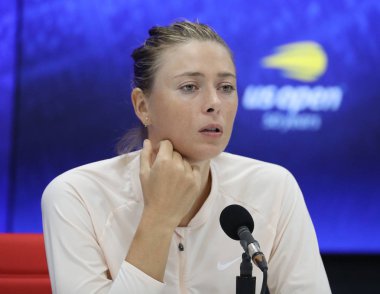 New York - 3 Eylül 2018: onun 2018 bize açık yuvarlak Billie Jean King Ulusal tenis merkezi 16 maç sonra beş kez Grand Slam şampiyonu Maria Sharapova Rusya'nın basın toplantısı sırasında 