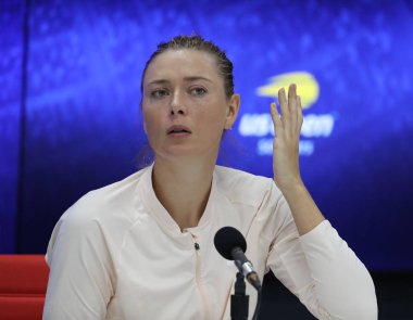 New York - 3 Eylül 2018: onun 2018 bize açık yuvarlak Billie Jean King Ulusal tenis merkezi 16 maç sonra beş kez Grand Slam şampiyonu Maria Sharapova Rusya'nın basın toplantısı sırasında 