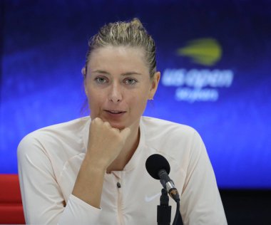 New York - 3 Eylül 2018: onun 2018 bize açık yuvarlak Billie Jean King Ulusal tenis merkezi 16 maç sonra beş kez Grand Slam şampiyonu Maria Sharapova Rusya'nın basın toplantısı sırasında 