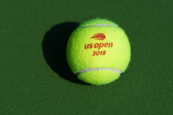 2018年9月3日 美国开放威尔逊网球在比利 吉恩国王国家网球中心在纽约 威尔逊是正式球美国开放自1979年以来 — 图库照片