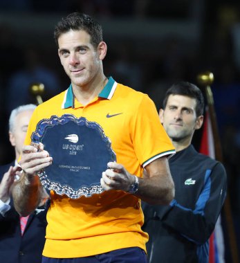 New York - Eylül 9, 2018:2018 Amerika Açık finalist kupa sunum Novak Djokovic karşı onun final maçı sonrası sırasında bize Open finalisti kupa ile Arjantin poz, Juan Martin del Potro